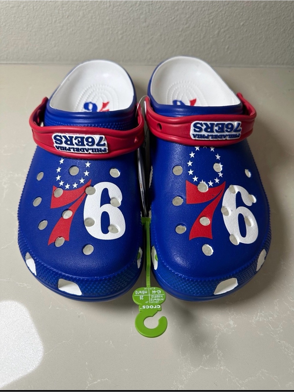 Unisex Philadelphia 76ers M sz 10 W sz 12 Blue Crocs with Red Strap